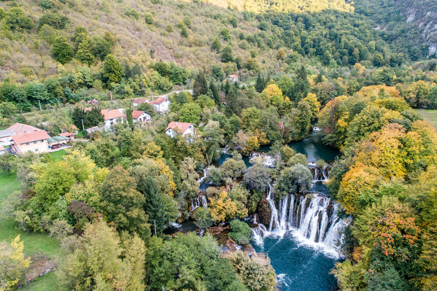 Martin Brod, ein kleines Dorf an einem der vielen einzigartigen Wasserfälle am Fluss Una 