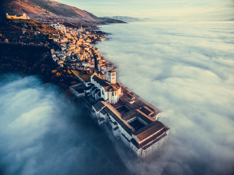 "Assisi Over the Clouds" – erster Platz in der Kategorie "Urban" || Foto: Francesco Cattuto