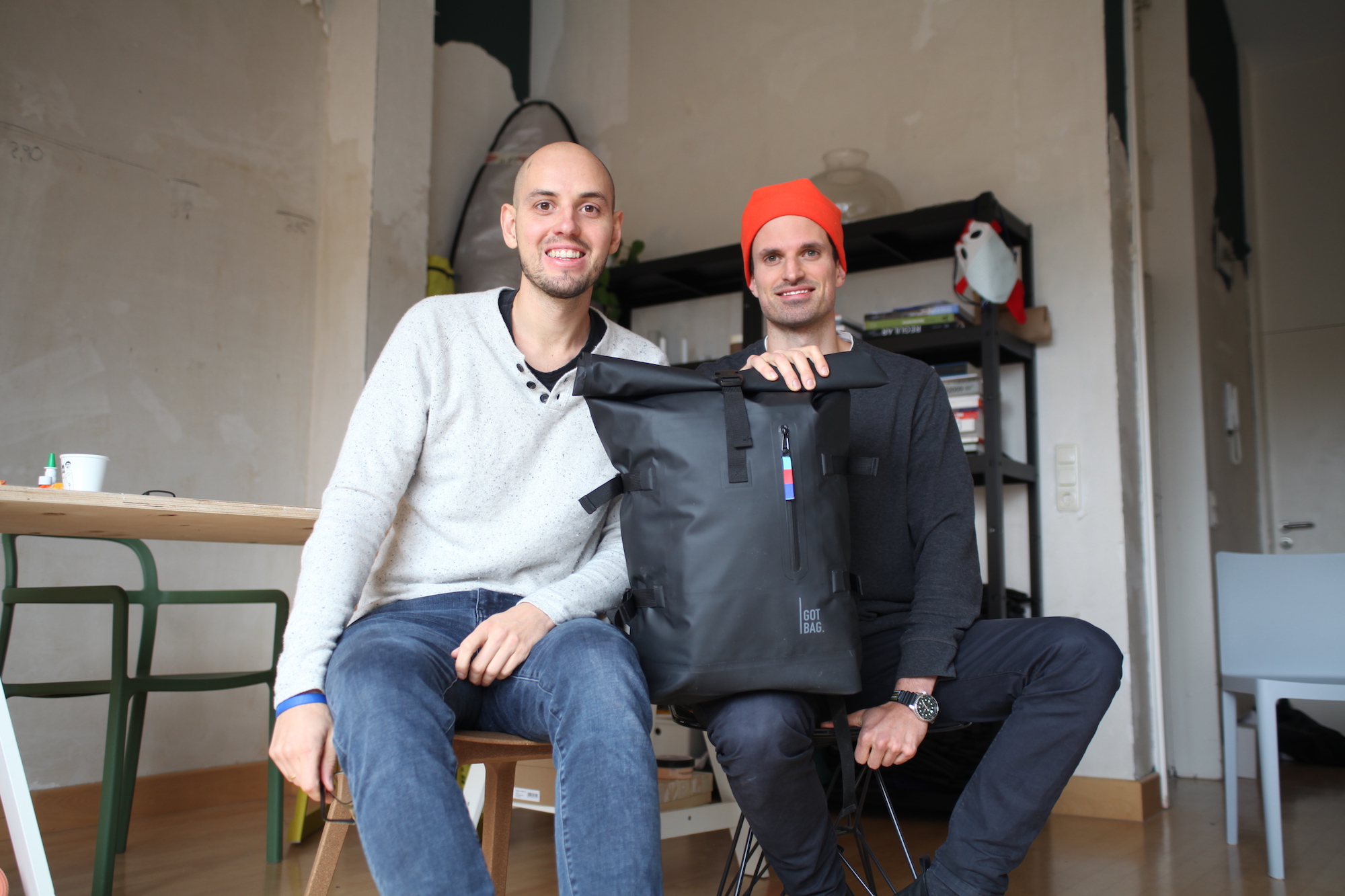 Firmengründer Benny Mandos und Roman Ruster zeigen den multifunktionalen Roll-Top-Rucksack || Foto: GOT BAG