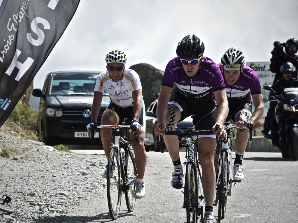 Bei der Operation wird die betroffene Arterie erweitert. Ein lange Rehabilitation folgt.