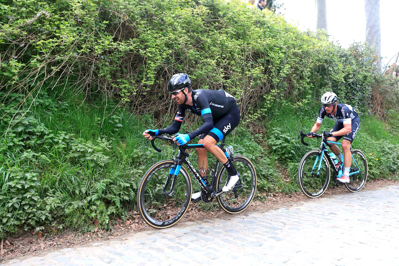 Auch die Profis weichen manchmal auf den Seitenstreifen aus, um weiterzukommen und sich zu erholen.