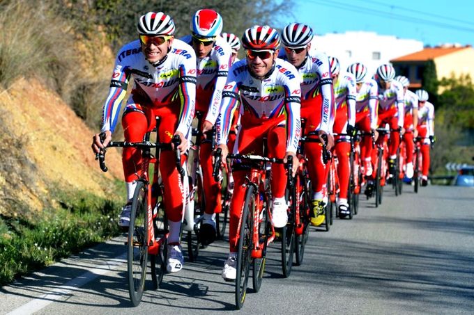 Katushas Trikots sind dieses Jahr hauptsächlich weiß. Aber werden sie auch weiß bleiben wenn der erste Regen einsetzt und der Dreck von der Straße hochspritzt? (Foto: Tim de Waele / Katusha)