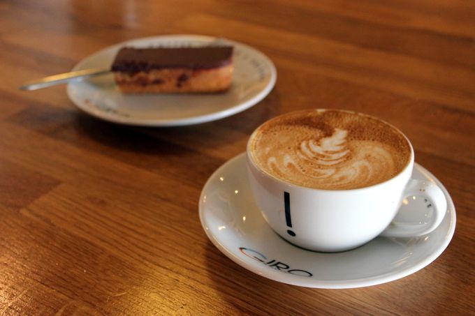 Eine Regenerationsfahrt ist die perfekte Gelegenheit, um einen Abstecher in dein Lieblingscafe zu machen.