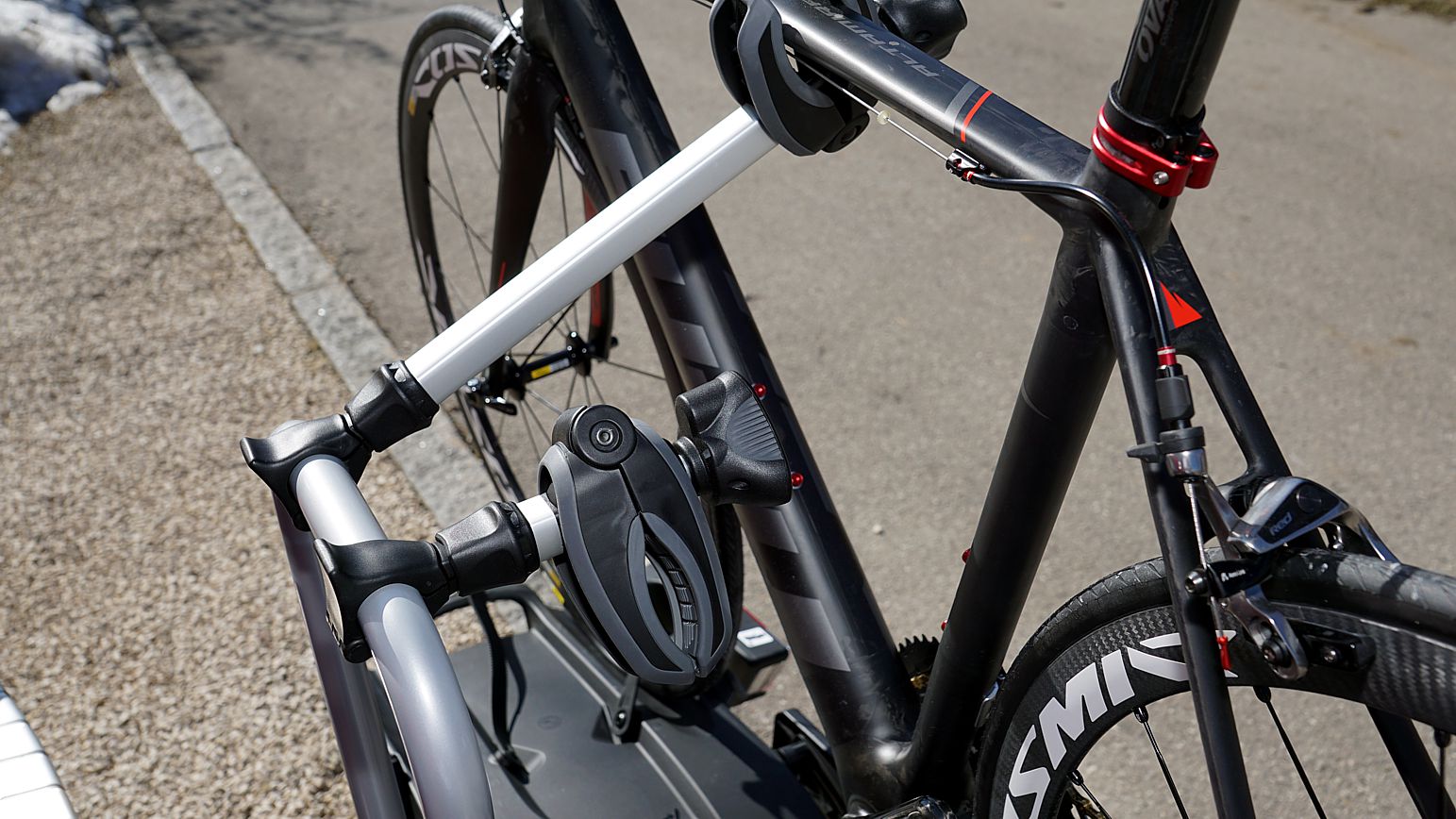 fahrräder richtig auf thule fahrradträger für anhängerkupplung befestigen