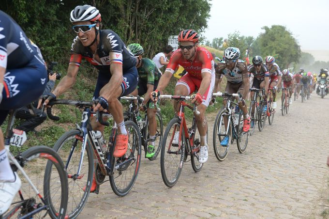 Mit voller Kraft voraus: Wenn du mit Schwung und ohne zu zögern über die Passagen fährst, wirst du das Pavé mit Bravour meistern (Foto: Sirotti)