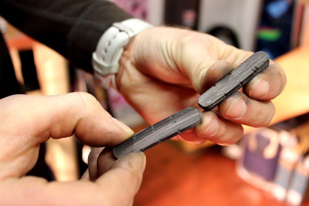 Bremsbeläge nutzen sich mit der Zeit ab und du solltest es dir zur Gewohnheit machen, sie regelmäßig zu kontrollieren.