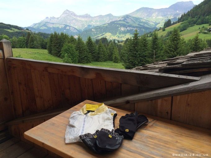 Das Wetter schlägt in den Bergen schonmal seine Kapriolen. Da ist gut beraten, wer eine zusätzliche Kleidungsschicht dabei hat. Foto: Media-24