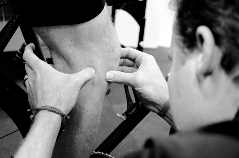 Schmerzende Gelenke können ein Hinweis auf eine schlechte Sitzposition sein. Im Interesse der eigenen Gesundheit sollte in diesem Fall die Radgeometrie unter die Lupe genommen werden.