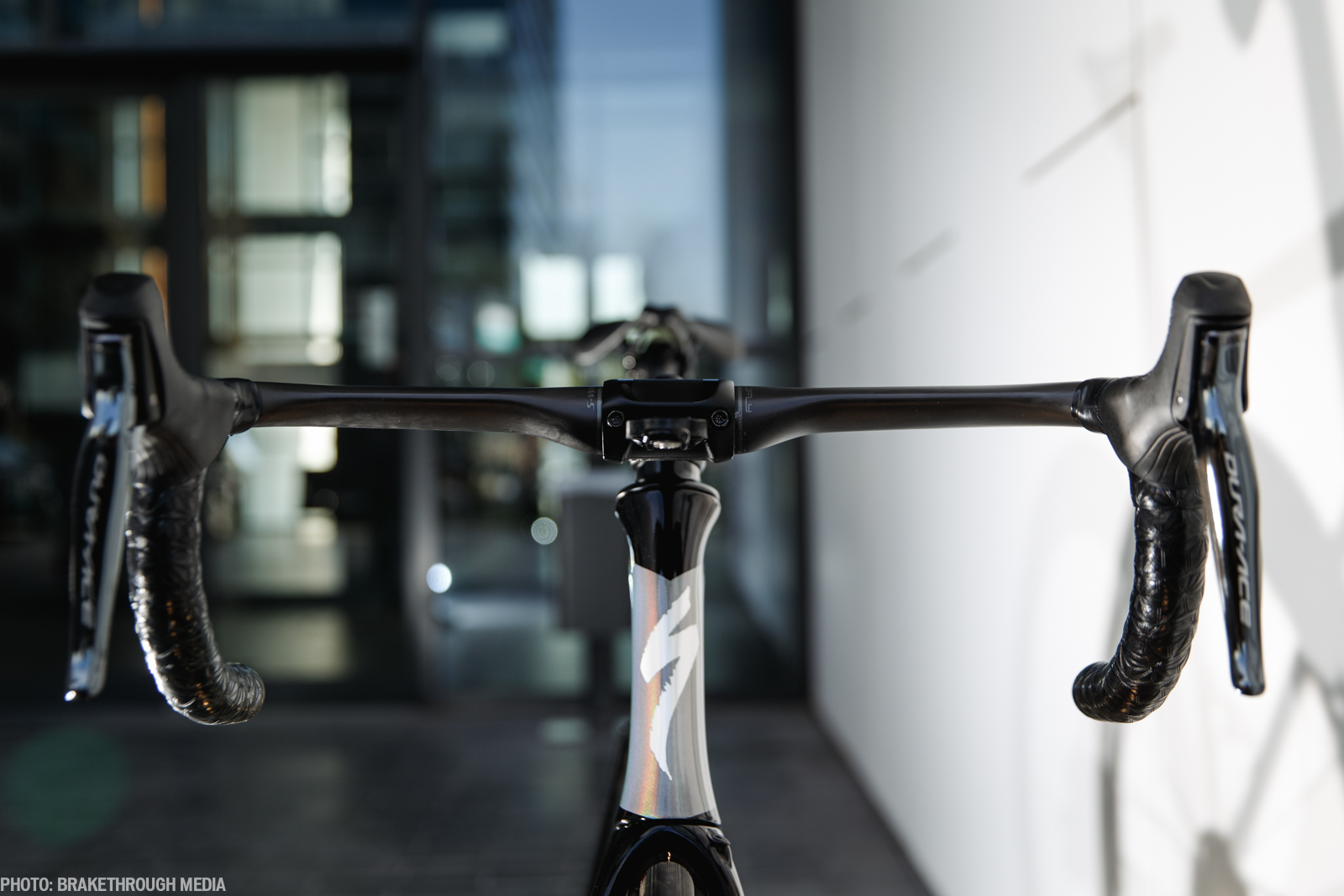 Die Frontalansicht wird vom tragflächenartigen S-Works-Aerofly-Lenker dominiert, der auch sämtliche Züge voll integriert. Foto: Jim Fryer/brakethroughmedia.com