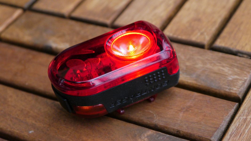 Deine Fahrradleuchten können noch so leistungsstark sein, wenn sie nicht geladen sind helfen sie dir allerdings nichts. Achte auf volle Batterien!