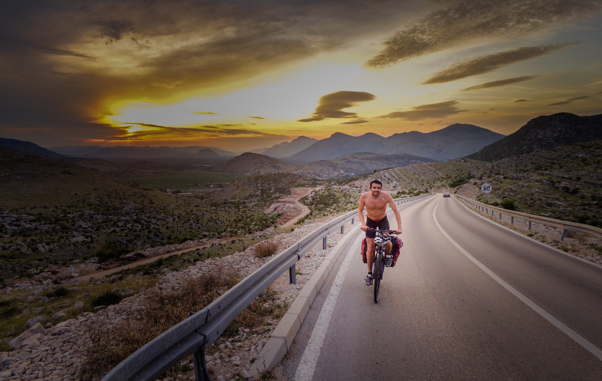 "In Europa fehlt mir nur noch Serbien". Jonas Deichmann, hier in Bosnien, hat viel gesehen auf zwei Rädern.