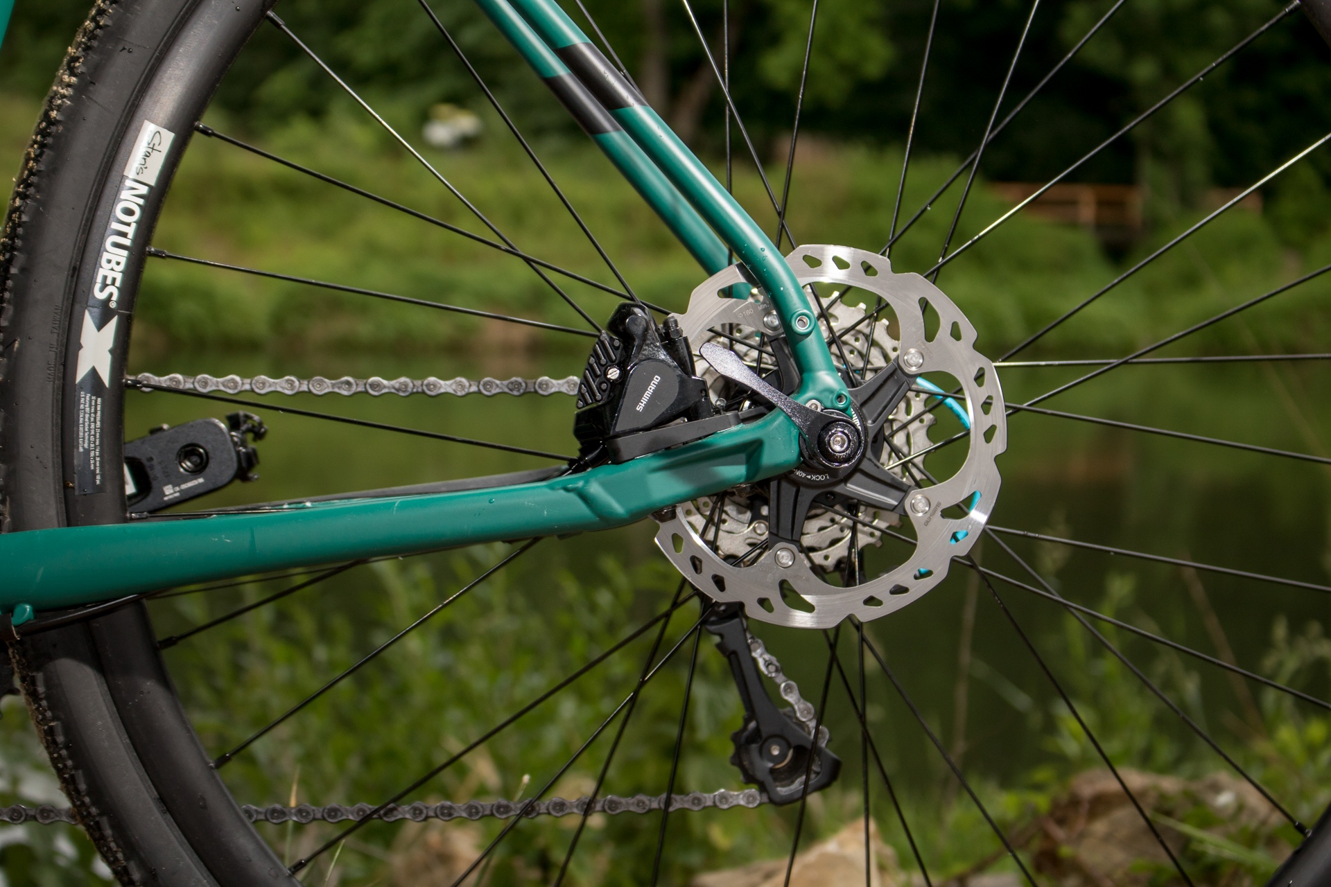 Natürlich kommt ein gutes Gravel-Bike mit starken Discs daher.