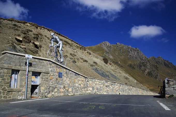 Der Col du Tourmalet steht bei einer Gipfelhöhe von 2115 Metern auf der Must-Do-Liste vieler Rennradfahrer.