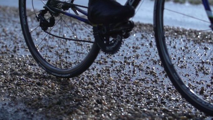 Am Fahrbahnrand sammeln sich Fremdkörper, Blätter und Splitt. Orientiere dich also lieber ein wenig in Richtung Mitte.