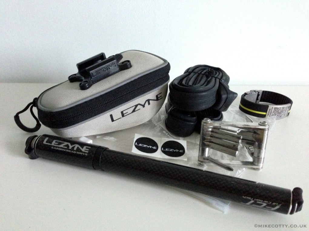 Hast du ein Multi-Tool, Reifenheber, einen Ersatzschlauch und eine Pumpe dabei, bist du bestens auf eine Panne vorbereitet. (Foto: Mike Cotty)