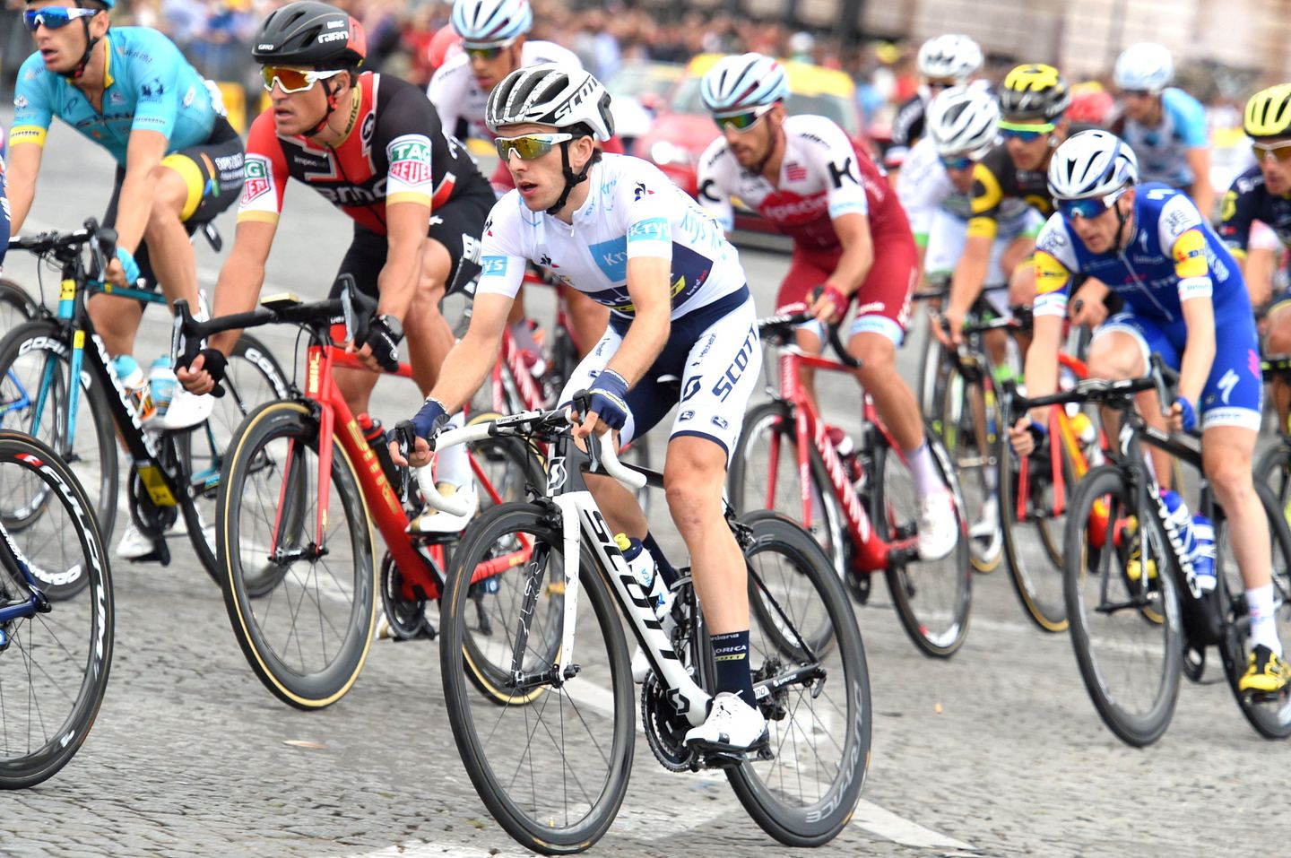 Nachdem Zwillingsbruder Adam die Nachwuchswertung der Tour de France 2016 gewinnen konnte, blieb das weiße Trikot durch den Sieg von Simon Yates in 2017 im Schoß der Familie. Bikesponsor Scott stellte Yates ein passendes schwarz-weißes Addict RC für letzte Etappe bereit. (Bild: Sirotti)