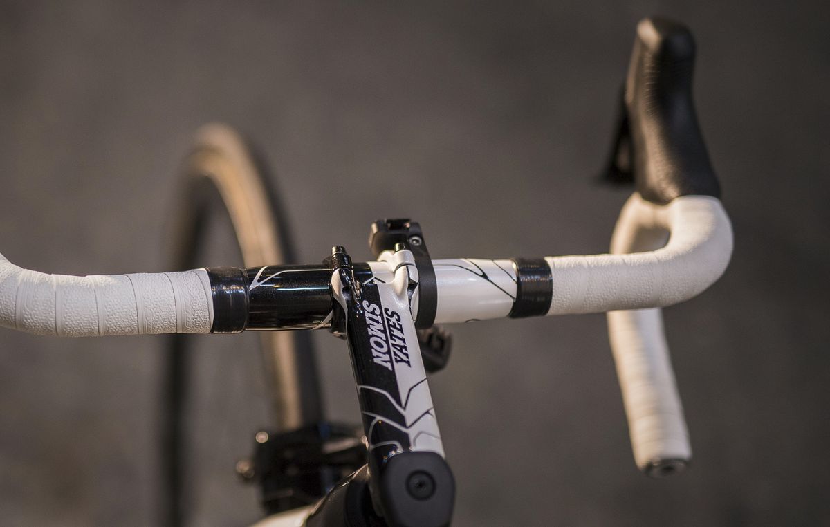 Das Ying-Yang Design erstreckt sich auch über Yates personalisiertes Cockpit. Die Yates-Zwillinge können jetzt vier Top-Ten-Platzierungen auf der Grand Tour vorweisen. (Bild: Kristoff Ramon / Scott)