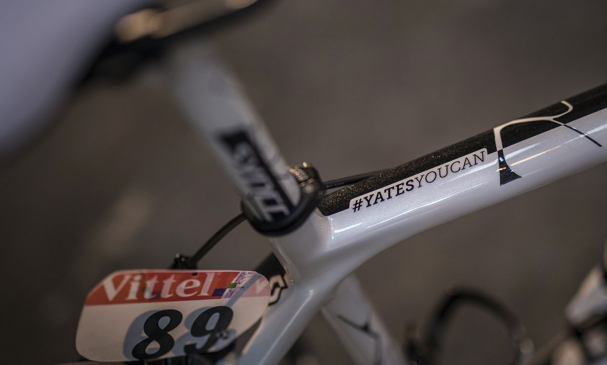 „Es wird einige Zeit dauern, aber es beginnt sich bereits etwas zu setzen,“ sagte Yates. „Ich bin wirklich glücklich und ein wenig erleichtert, dass ich es durchgezogen habe. Ich bin mit dem Ziel hergekommen, das Trikot vom ersten Tag an zu gewinnen, das war kein Geheimnis. Nachdem mein Bruder bereits letztes Jahr erfolgreich war, ist es schön es in der Familie zu behalten, und wir hoffen, dass wir uns eines Tages eine andere Farbe sichern können.“ (Bild: Kristoff Ramon / Scott).