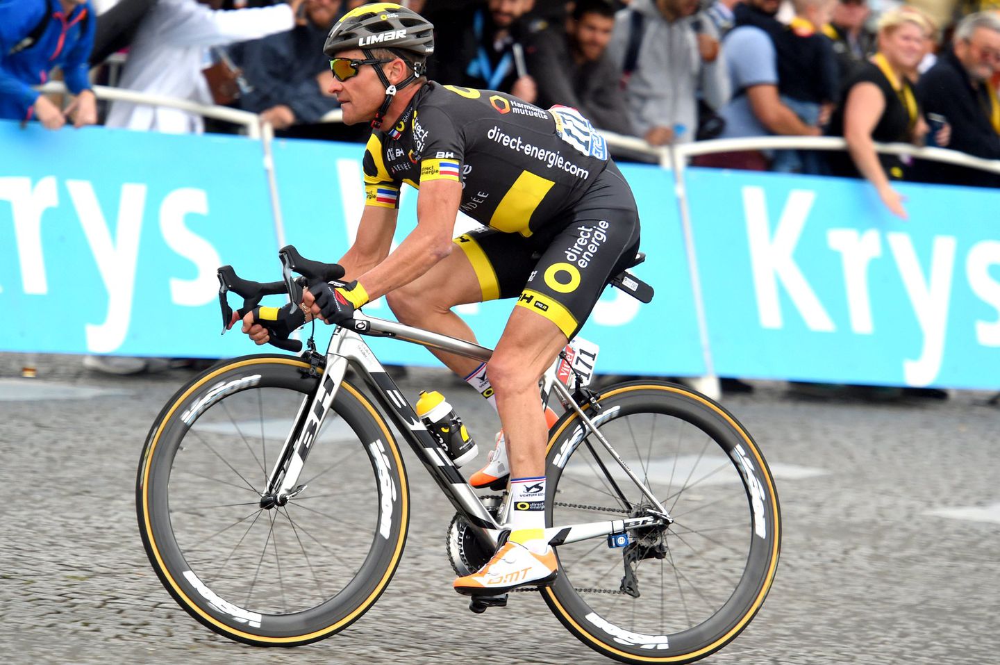 Thomas Voeckler beendete mit seiner Fahrt über die Champs-Elysées seine Karriere. Der Franzose nahm an 15 aufeinanderfolgenden Frankreichrundfahrten teil und gewann dabei vier Etappen und durfte zweimal im gelben Trikot an den Start gehen. Der Radsponsor des Teams Direct-Energie, BH stattete Voeckler mit einem personalisierten silberenen Ultralight aus, das der 38-jährige auch auf der letzten Etappe fuhr. Das Rad schmücken die Daten von Voecklers vier Etappensiegen. (Bild: Sirotti)