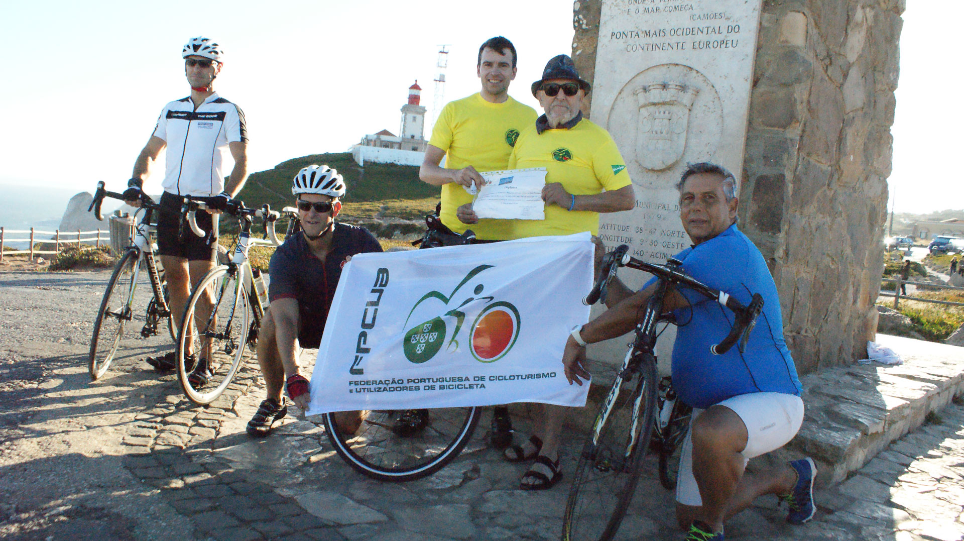 Erinnerungsfoto mit dem portugiesischen Verband für Fahrradtourismus FPCUB am westlichsten Punkt Europas und dem Start der Eurasia Challenge: Cabo da Roca.