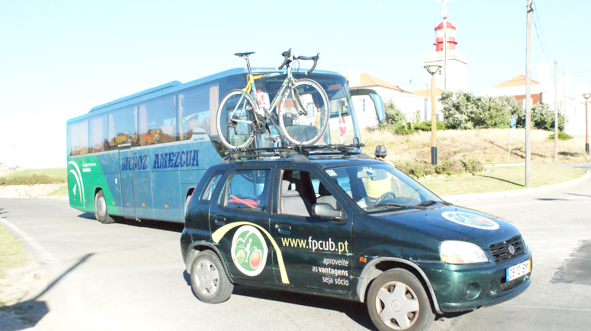 Für die ersten 100 Kilometer begleiteten Fotografen und Journalisten Jonas Deichmann in diesem Fahrzeug des FPCUB.