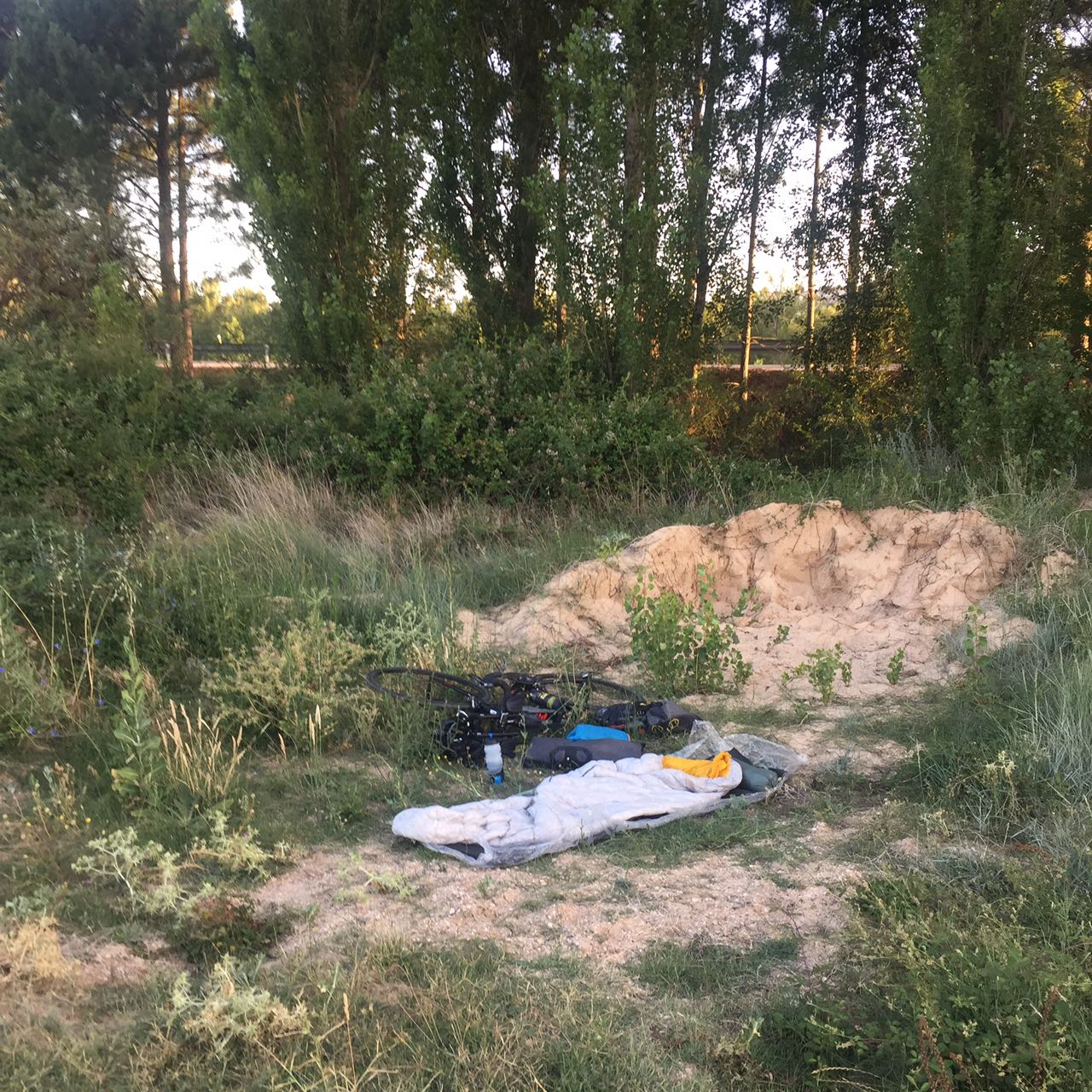 Einer von Jonas Deichmanns typischen Schlafplätzen unterwegs. Vor seiner Abreise verriet er uns, dass er am liebsten unter freien Himmel übernachte.