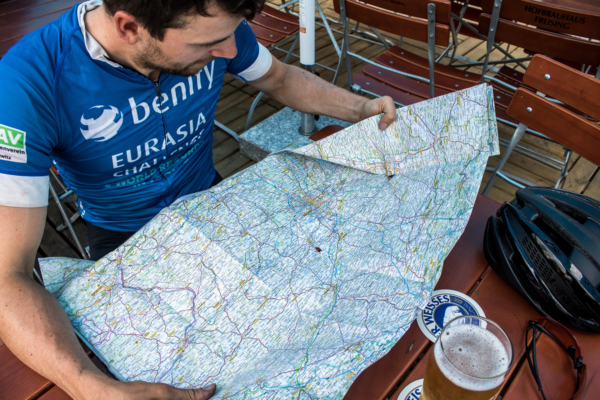 In der Mittagspause wird die – sichtlich beanspruchte Straßenkarte – studiert. Foto: Arian Schlichenmayer