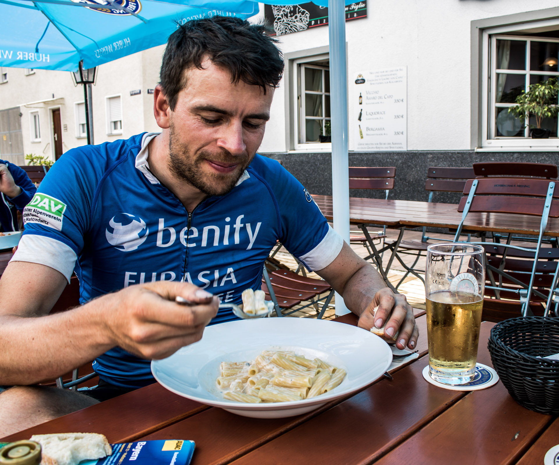 Mit 8000 Kalorien pro Tag ist Jonas Deichmann während seiner Eurasia Challenge die reinste Carbo-Verbrennungsmaschine. Beim Getränk handelt es sich übrigens um Apfelschorle. Foto: Arian Schlichenmayer