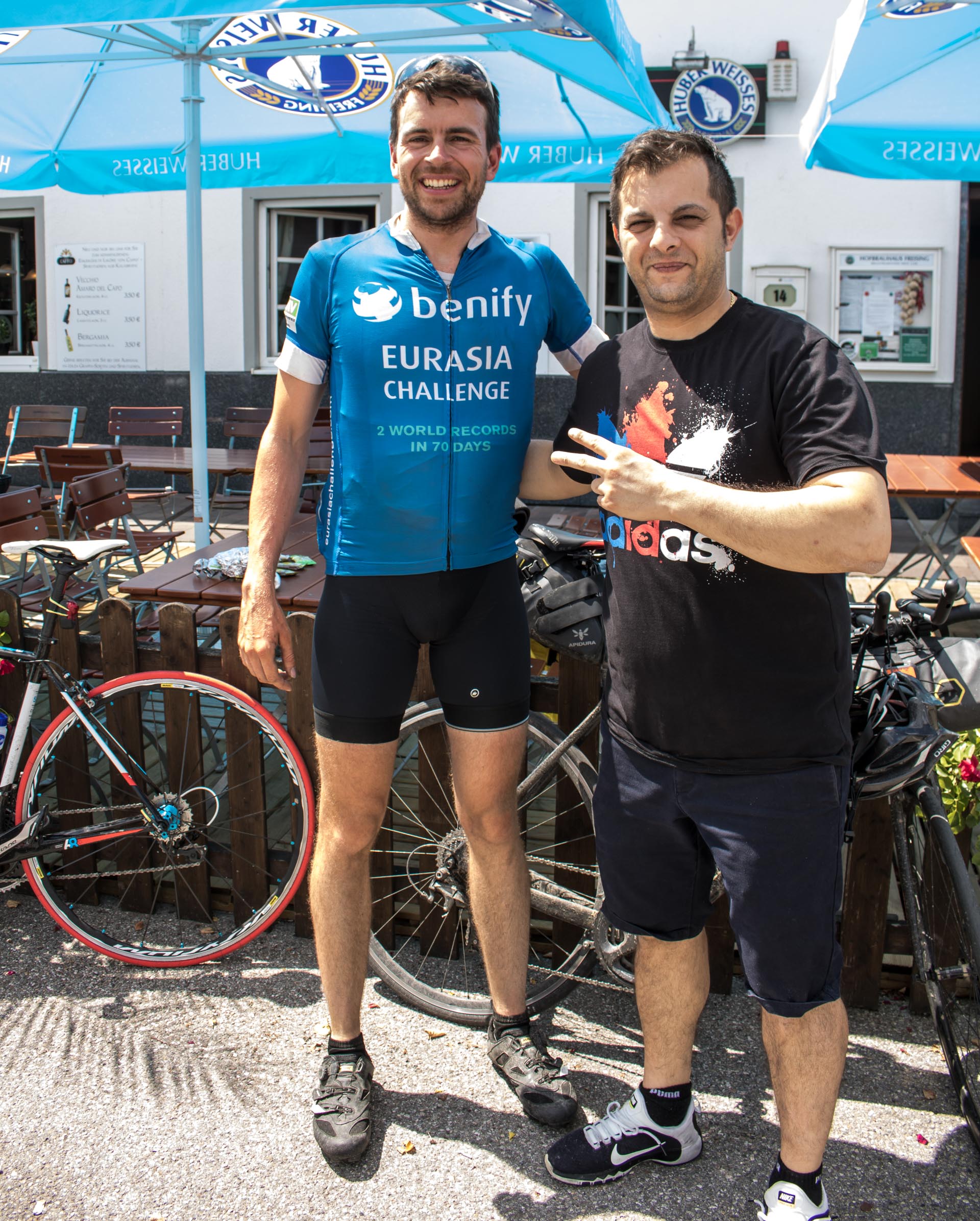 Klar, dass da ein Abschiedsfoto mit dem Wirt nicht fehlen darf!