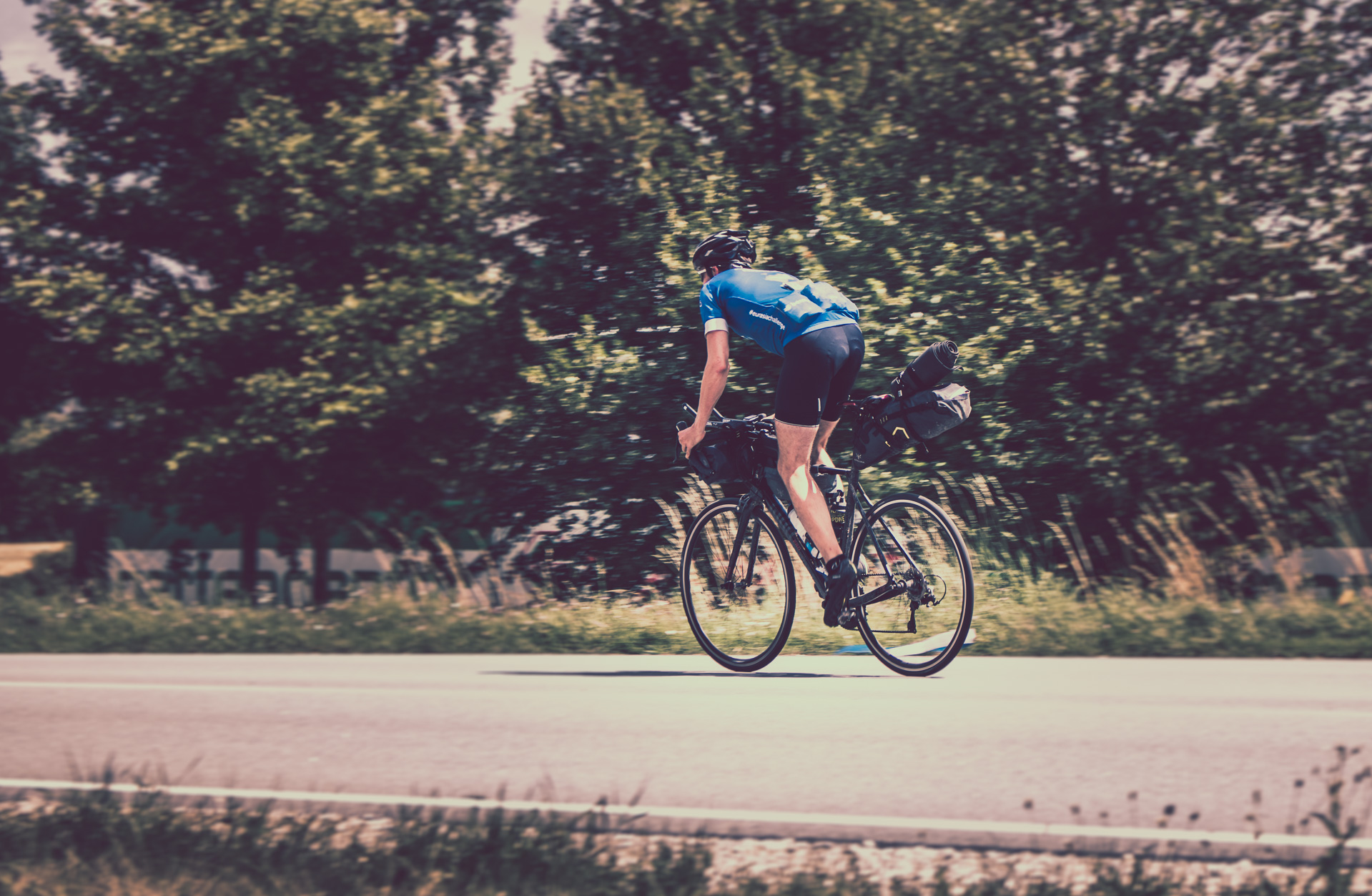 Und schon geht es weiter Richtung Bayerischer Wald und anschließend Tschechien. Jonas profitiert hier von straffem Mitwind. Foto: Arian Schlichenmayer