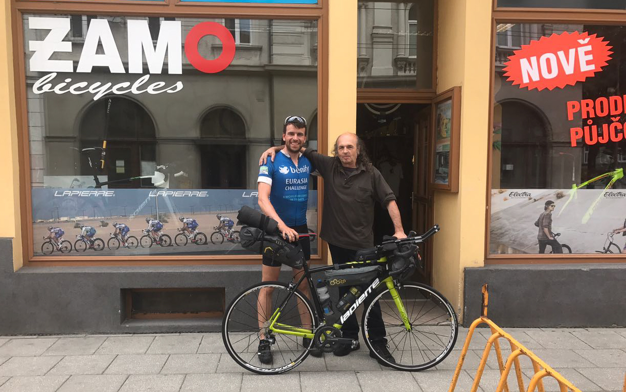 Der freundliche Fahrradhändler in Opava hatte ein passendes Bike für Jonas auf Lager.