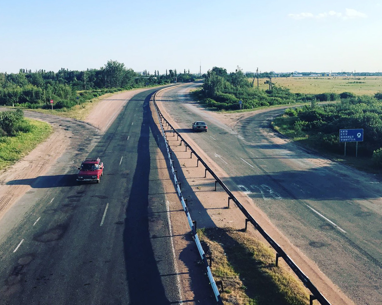 Jonas ist in der Ukraine gerne auf den breiten Standstreifen der wenig befahrenen Autobahnen unterwegs.