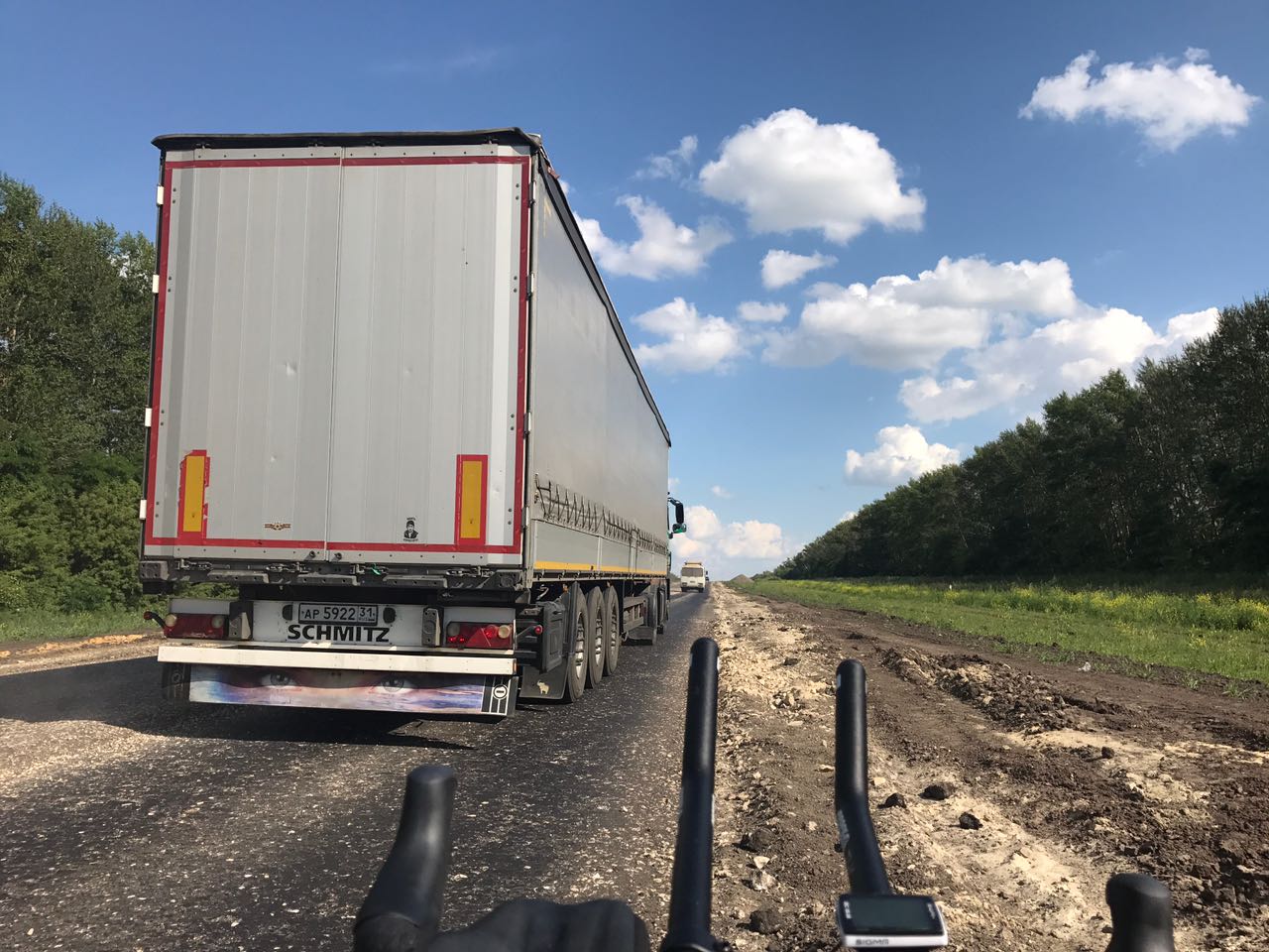 Teils abenteuerliche Pisten stellen Material und Fahrer in Russland auf die Probe.