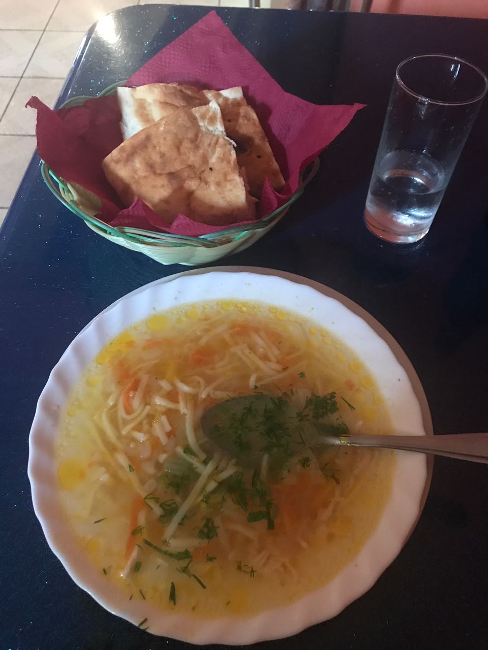 Russische Hausmannskost sichert Jonas die nötige Energie für die bevorstehende Strecke.