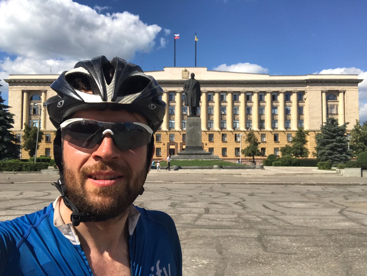 Vor der Lenin-Statue in Pensa.