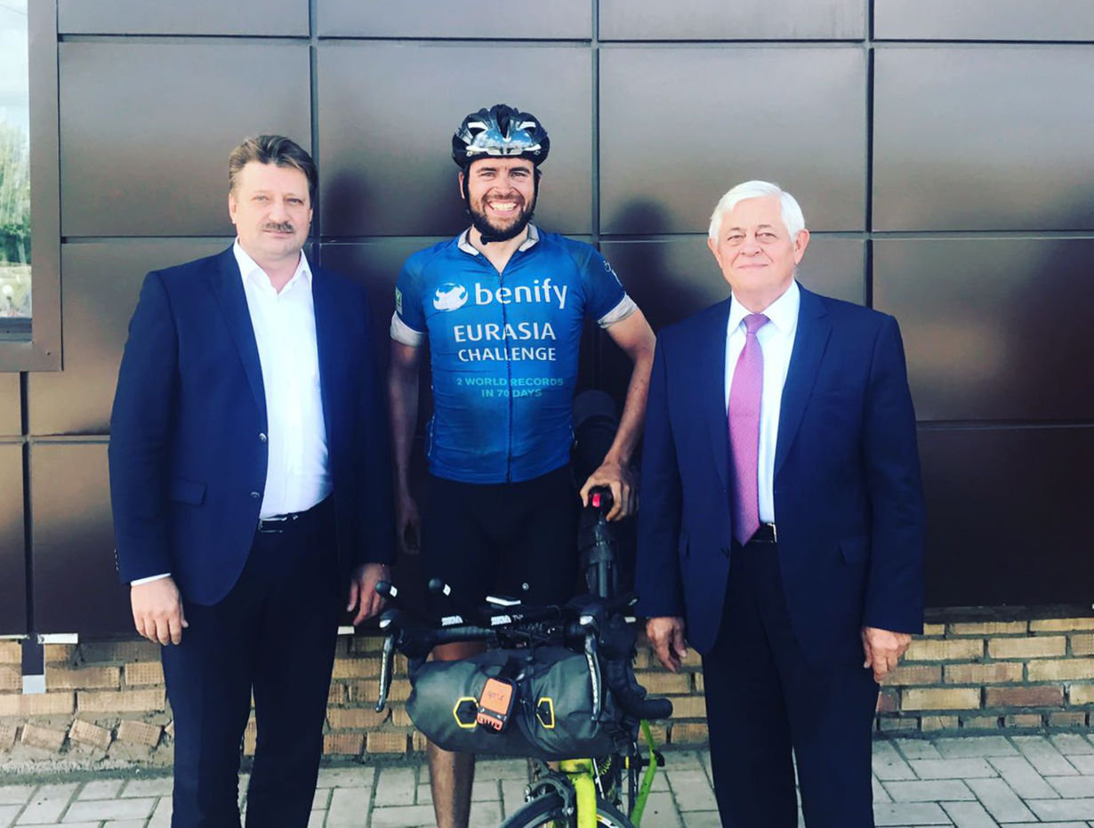 Jonas wurde in Ufa ein herzlicher Empfang bereitet. Sogar Pavel Kachkaev (r.), Mitglied des russischen Parlaments und ehemaliger Bürgermeister von Ufa reiste an, um den Weltrekord zu verifizieren.