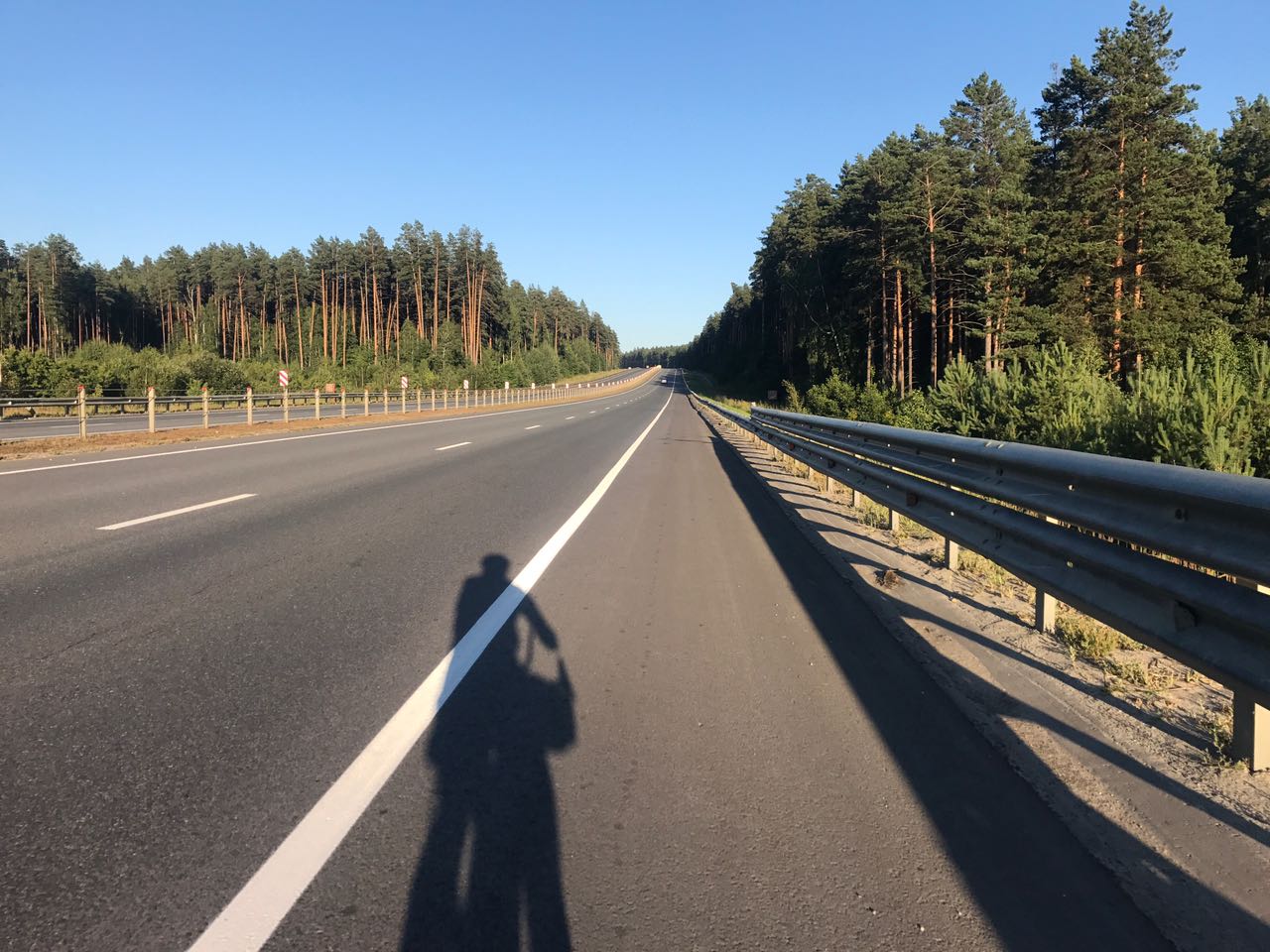 Die Autobahnen in der Gegend sind teilweise in hervorragendem Zustand und nur wenig befahren, was man von den Landstraßen nicht ohne Weiteres behaupten kann.