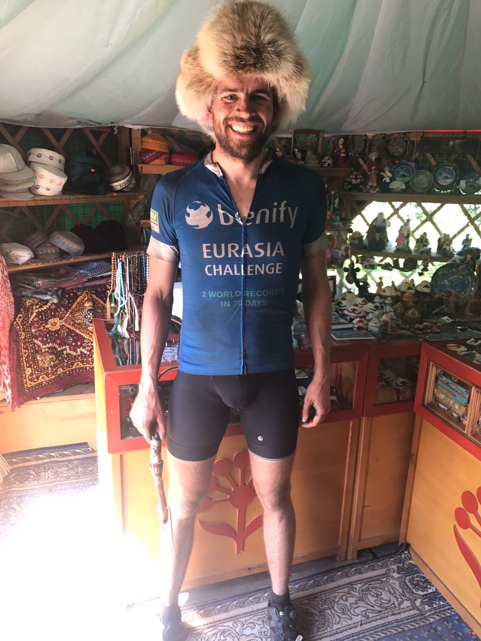 Ufa ist die Hauptstadt von Baschkortostan, einer autonomen Republik in Russland. Hier trägt Jonas die traditionelle Kopfbedeckung der Baschkiren.