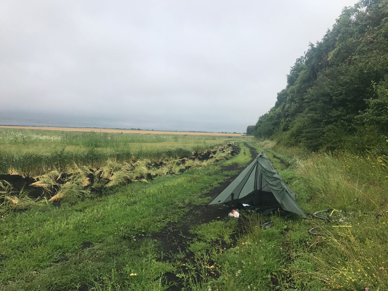 Eigentlich bevorzugt Jonas Übernachtungen unter freiem Himmel. Bei Regen kommt jedoch sein leichtes Zelt zum Einsatz.