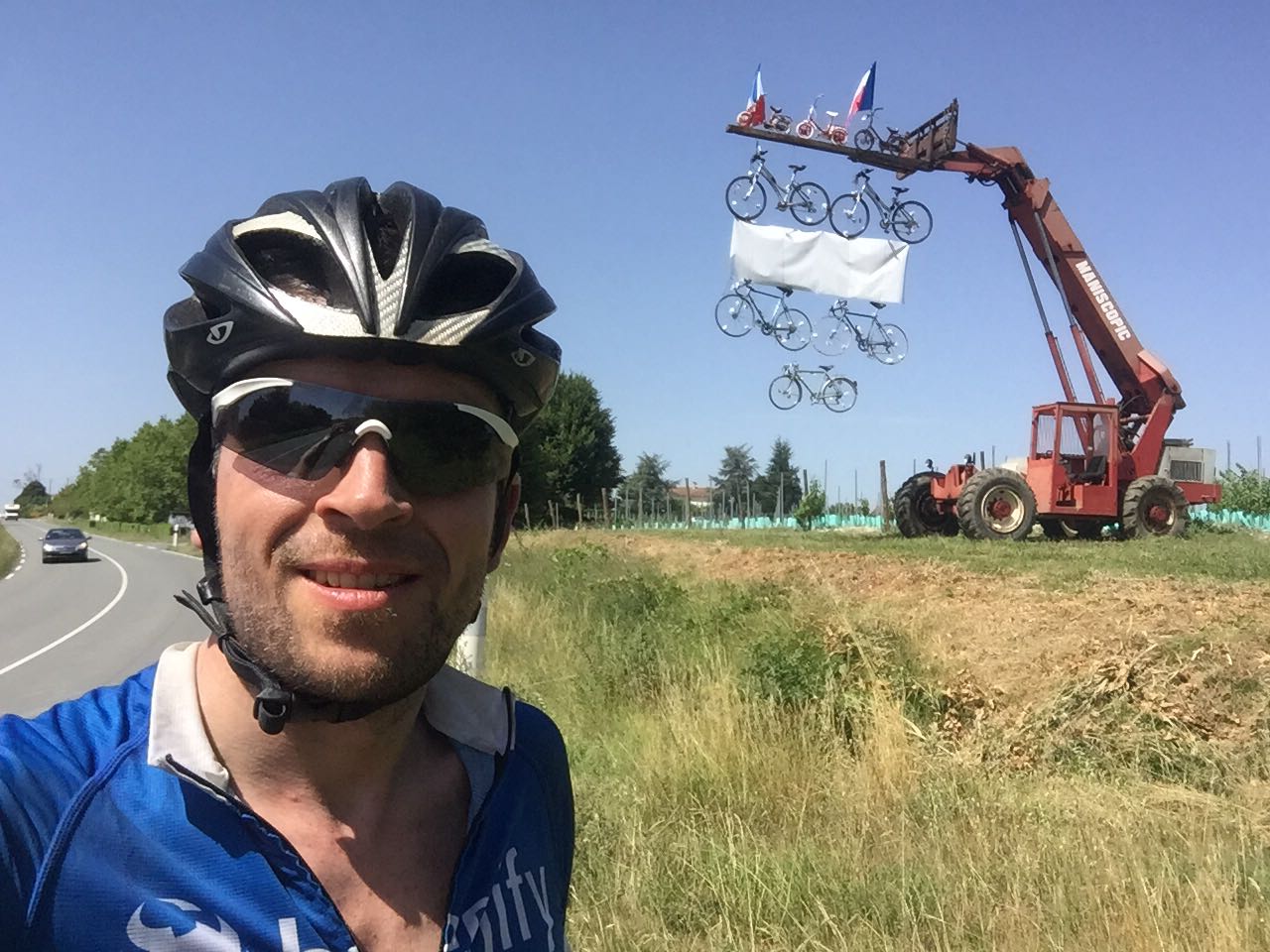 Aufwändiger Fahrradschmuck entlang der Strecke. Tour de France eben!