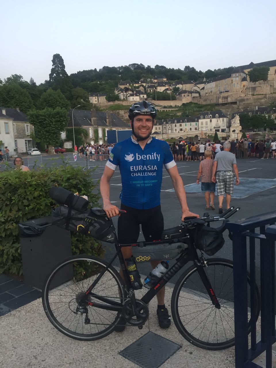 Jonas Deichmann in Frankreich. Im Hintergrund kann man eines der vielen Tour-de-France-Spektakel entlang der Strecke sehen.