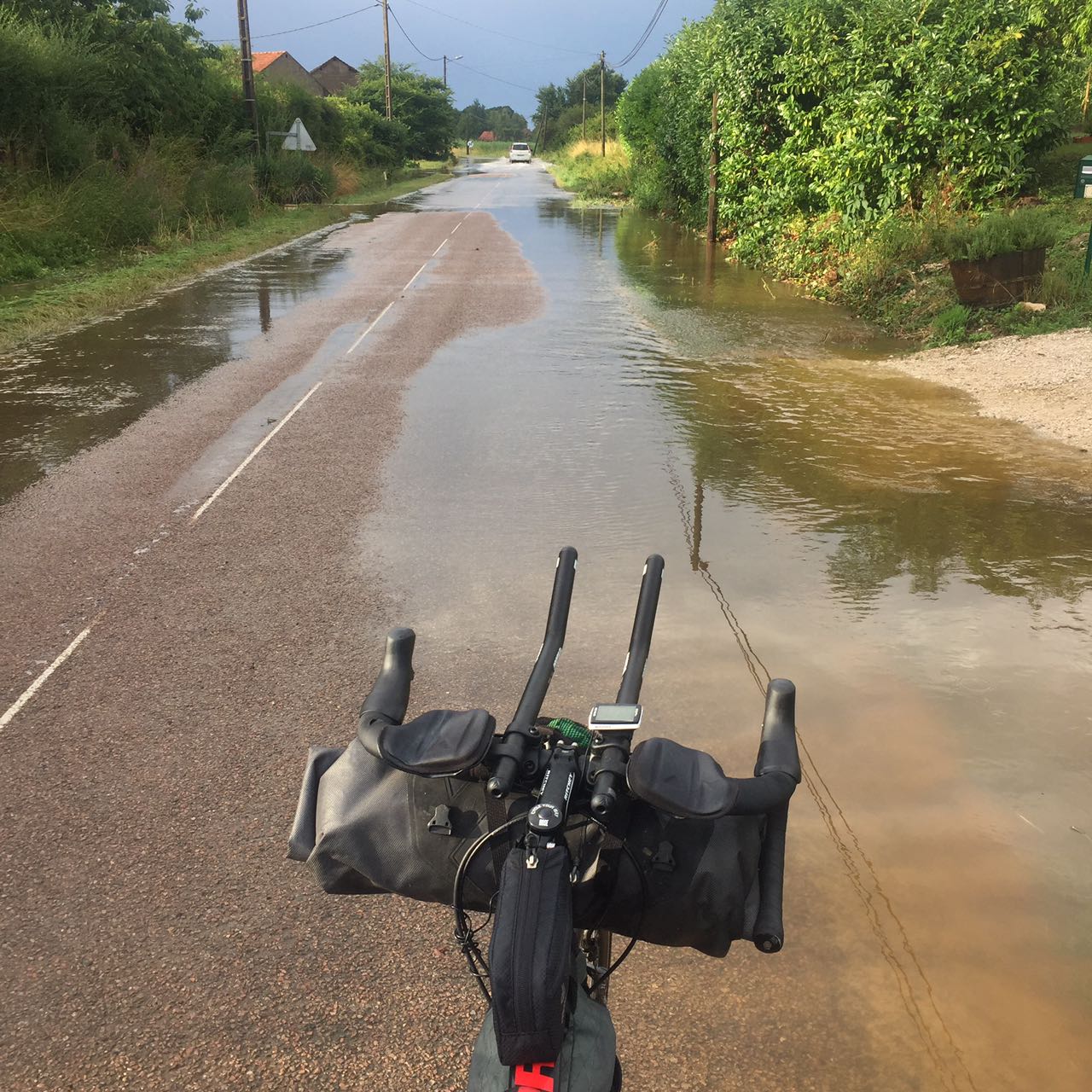 Unterwegs immer wieder überflutete Straßen wegen der starken Regenfälle der letzten Tage.