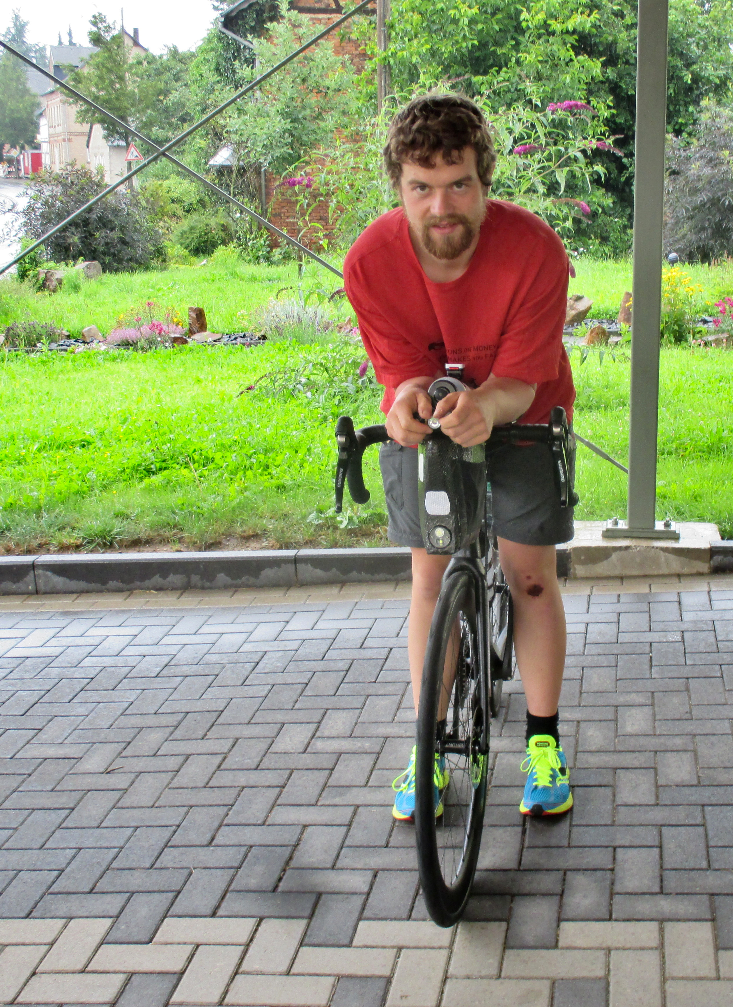 Renés selbstgebauten Boxen sind sehr schmal, um dem Wind möglichst wenig Angriffsfläche zu bieten und einen möglichst großen aerodynamischen Vorteil zu haben. Sogar an eine integrierte Lichthalterung hat er gedacht.