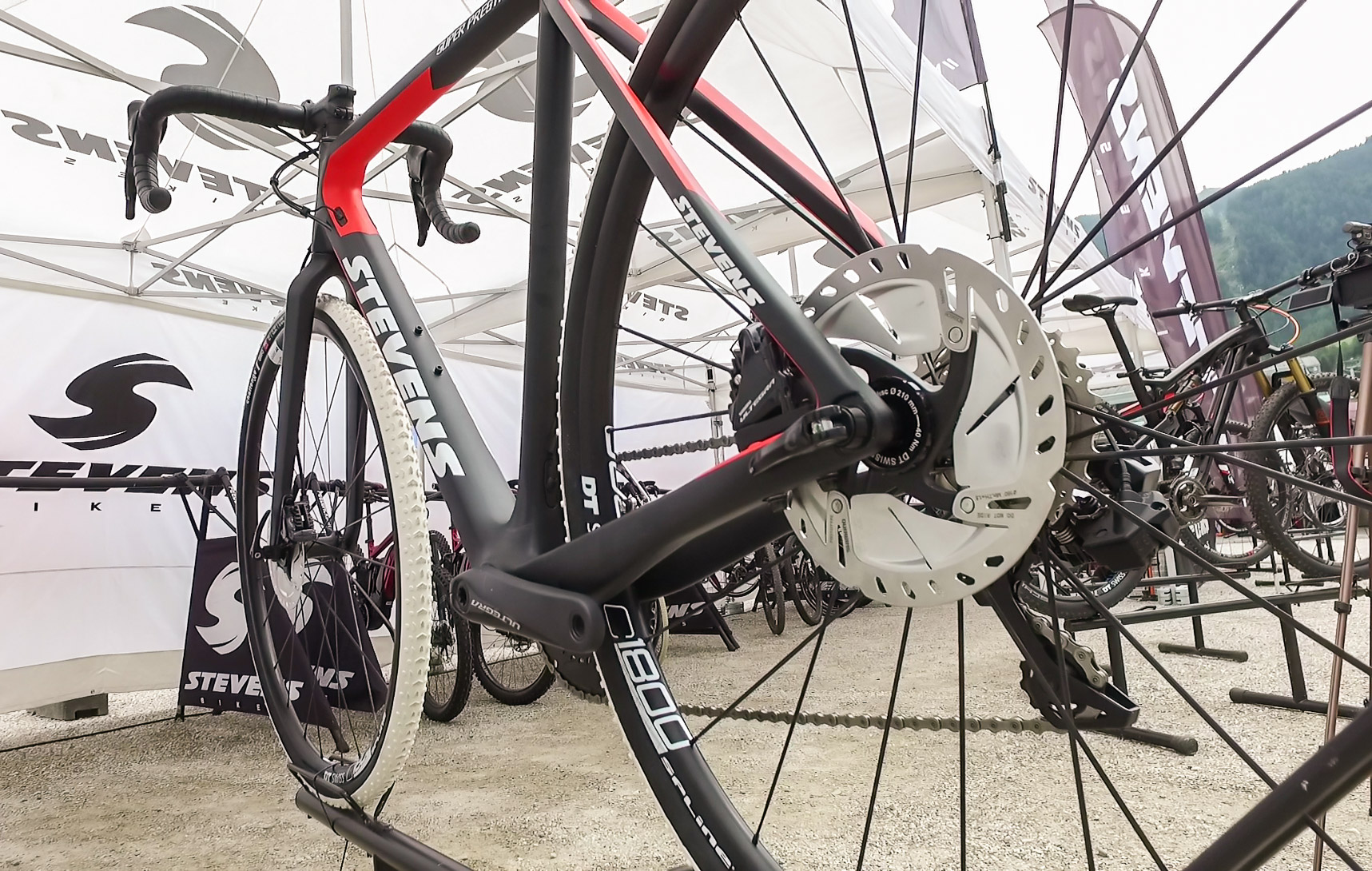 Das Stevens Super Prestige kommt ausschließlich mit Disc Brakes.