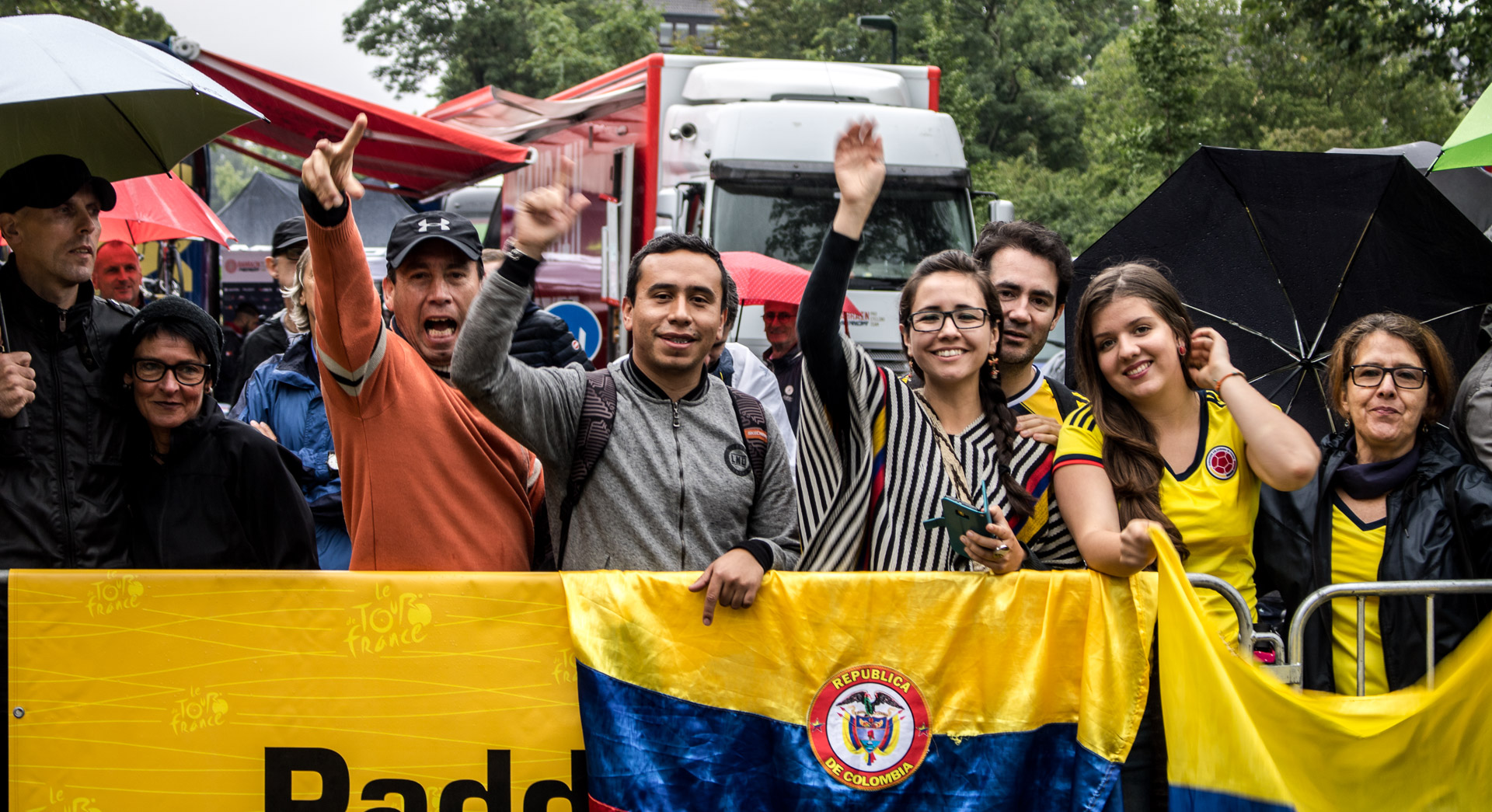 ... die kolumbianischen Radsportfans ließen sich von ein bisschen Regen nicht die Laune verderben ...
