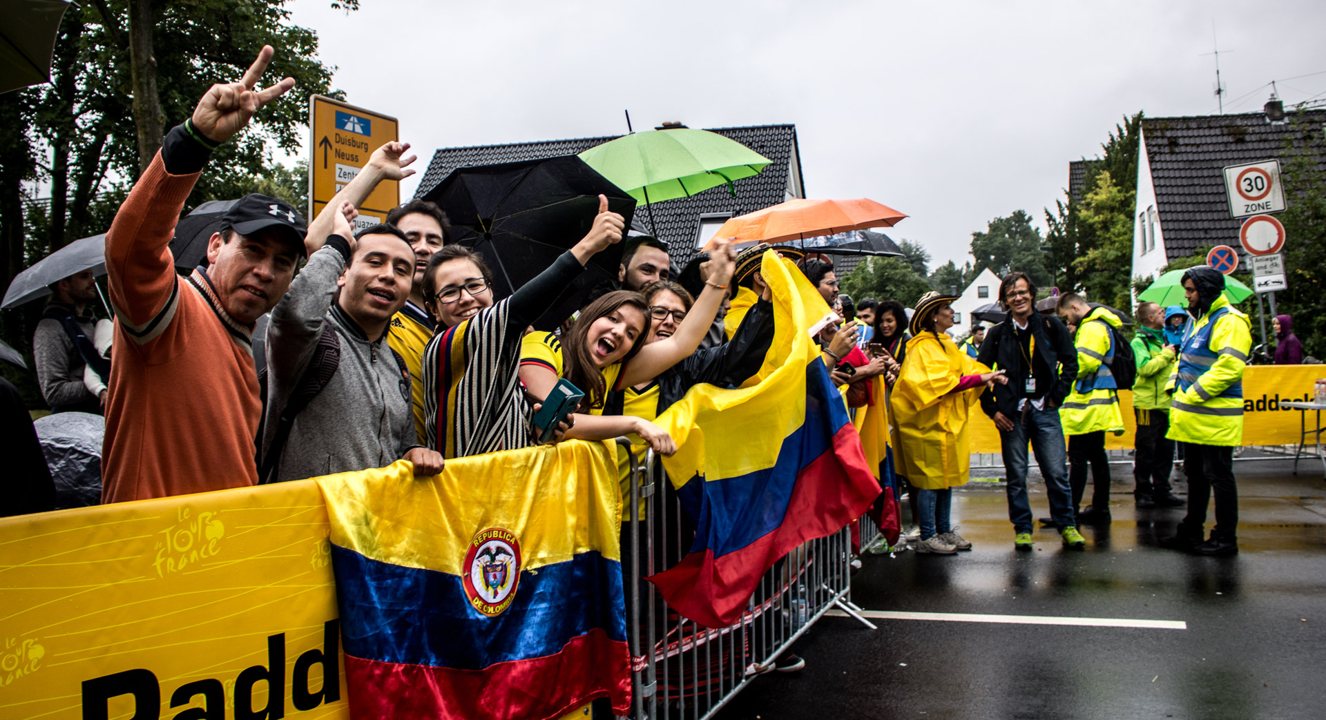 Der Regen hielt die Fans nicht davon ab, an der Strecke fur Stimmung zu sorgen. (Foto: A. Schlichenmeyer)