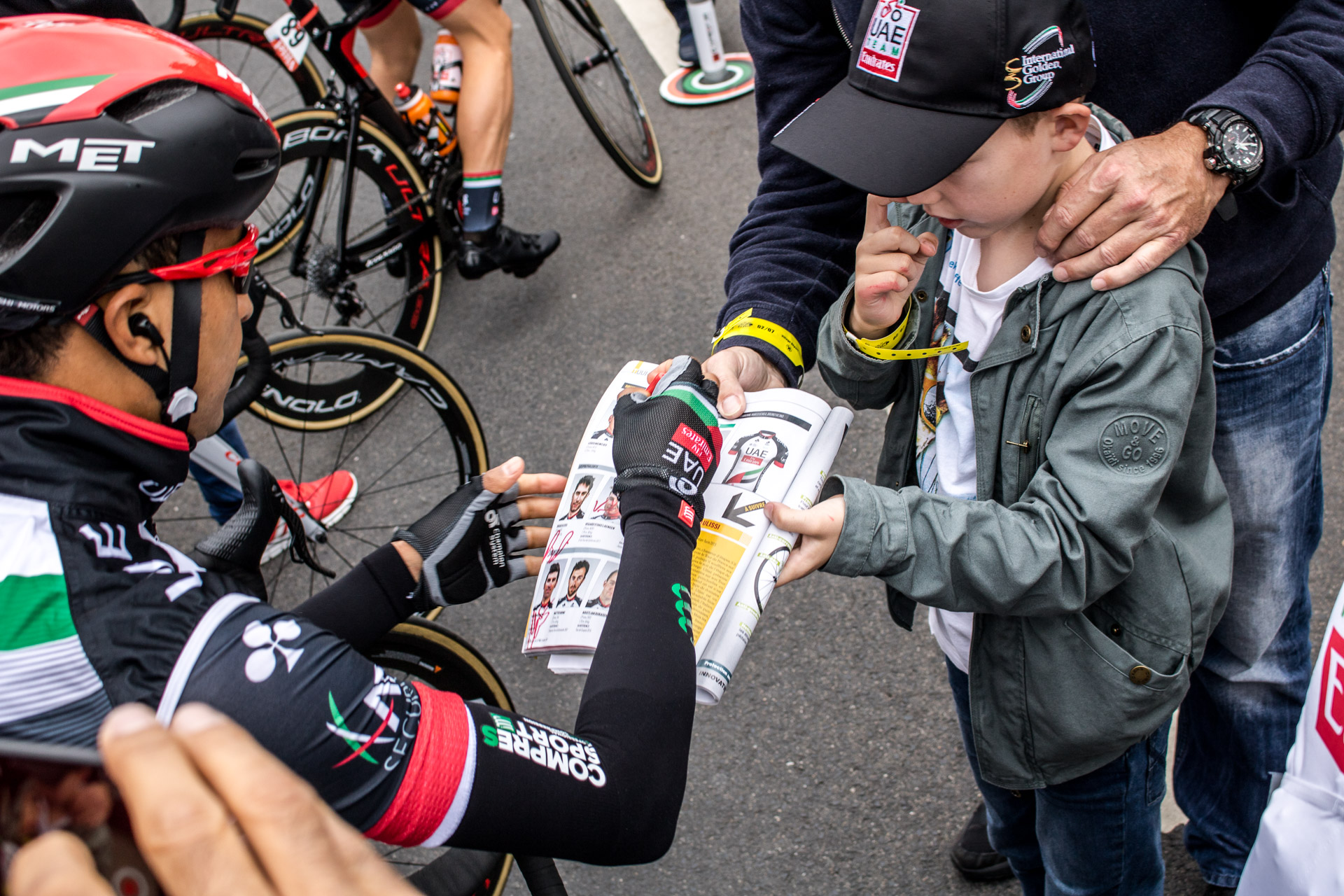 Die jungen Fans kommen ihren Helden ganz nah. (Foto: A. Schlichenmeyer)