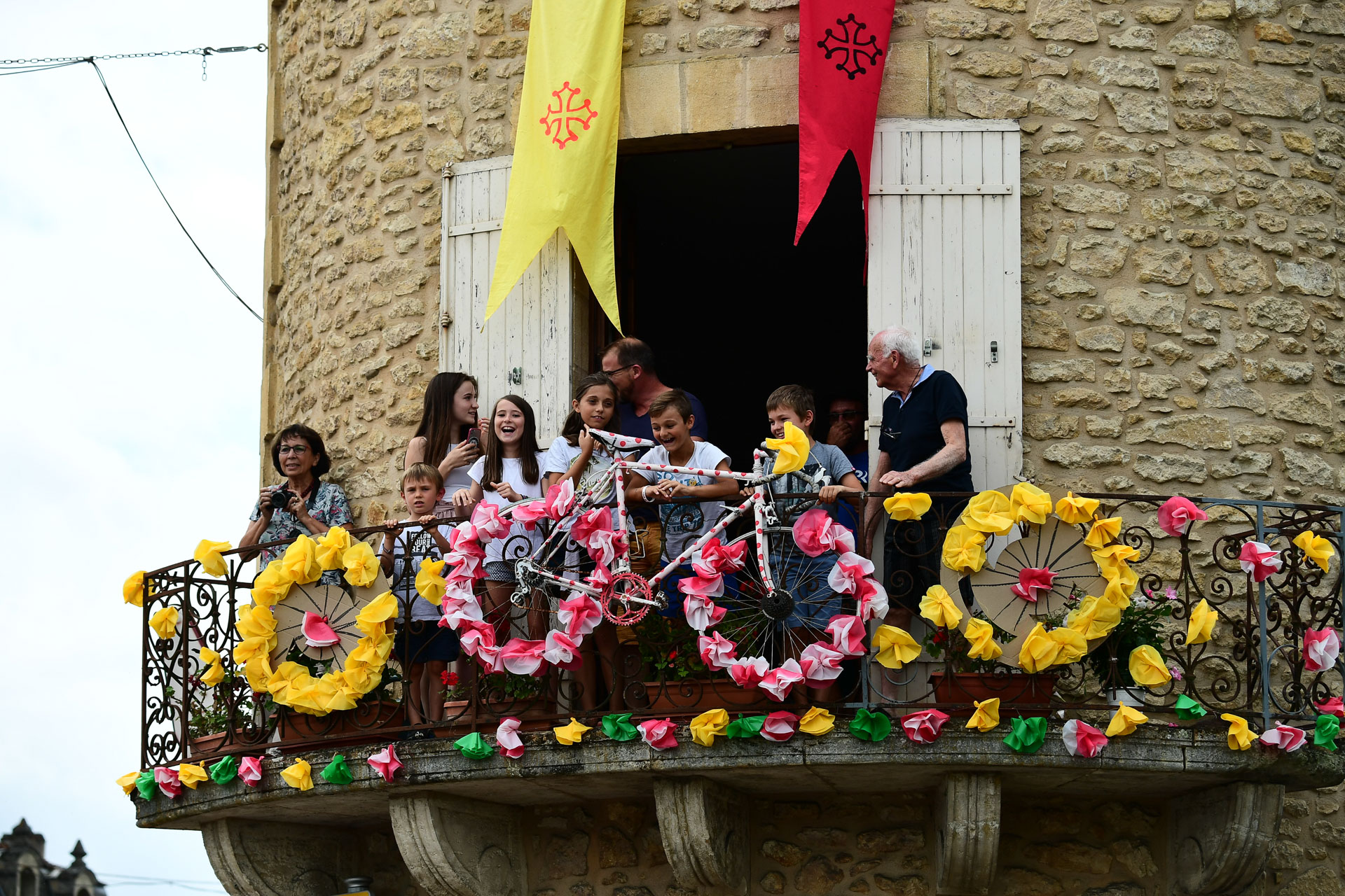 Jedes Dorf feiert und schmückt sich für die Tour de France.(Foto: Sirotti)