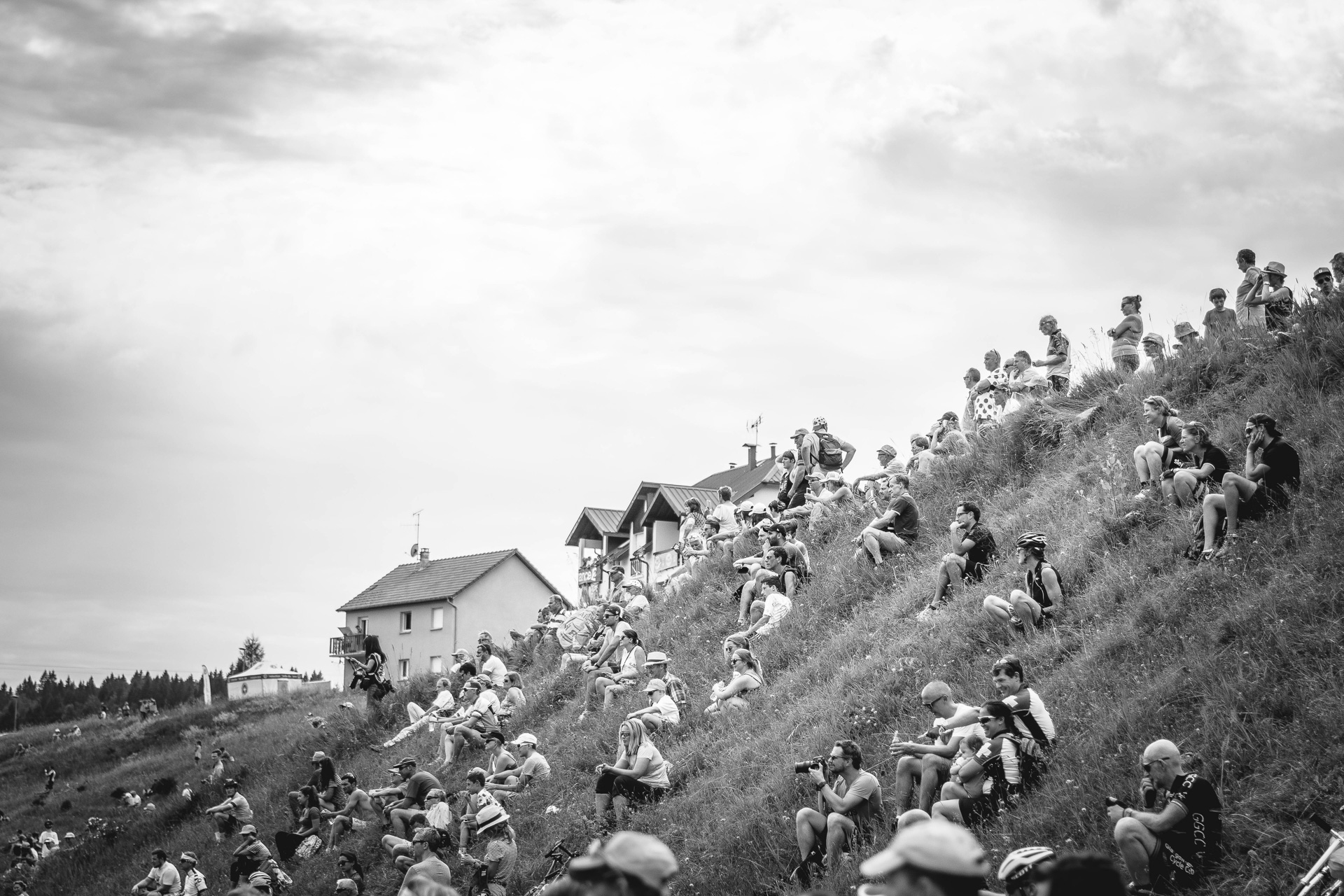 Was die Tour de France so besonders macht...Die geduldig wartenden Fans. (Foto: ASO)