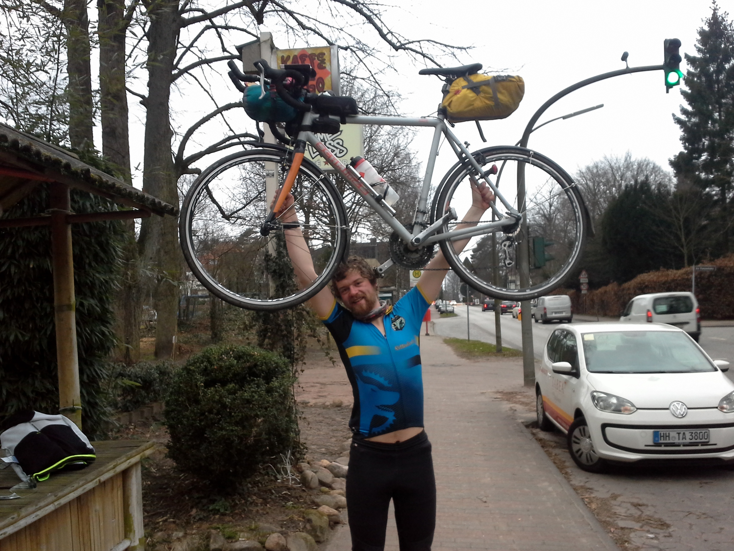 Dies ist René, als er die Transcimbrica gewonnen hat. Die Transcimbrica ist ein sehr kleines Bikepackingrennen. Es findet im März statt. Die Route führt von Hamburg nach Skagen und wieder zurück.